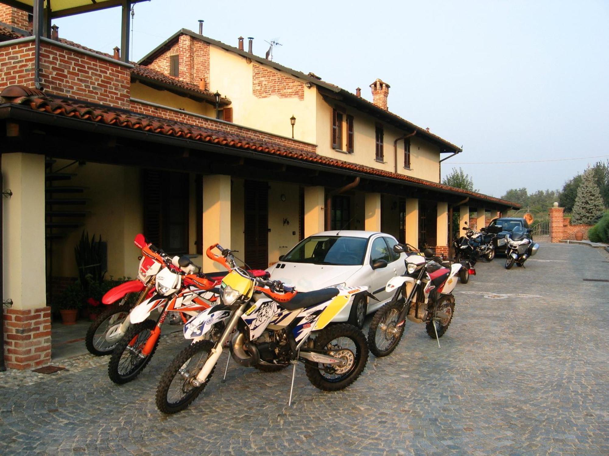 B&B Cascina Bellavista Tigliole Exteriör bild